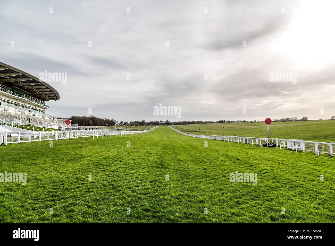 Blick auf das Haus direkt zur Tattenham Corner bei Epsom Downs Racecourse, Surrey, England. Der Stand der Herzogin ist links zu sehen. Stockfoto