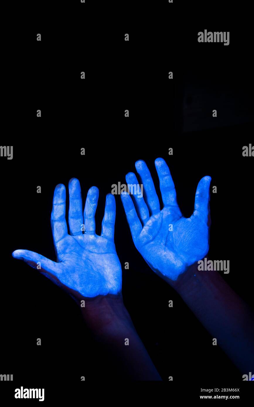 Händewaschen - verwenden Sie UV, um die Wirksamkeit zu zeigen Stockfoto