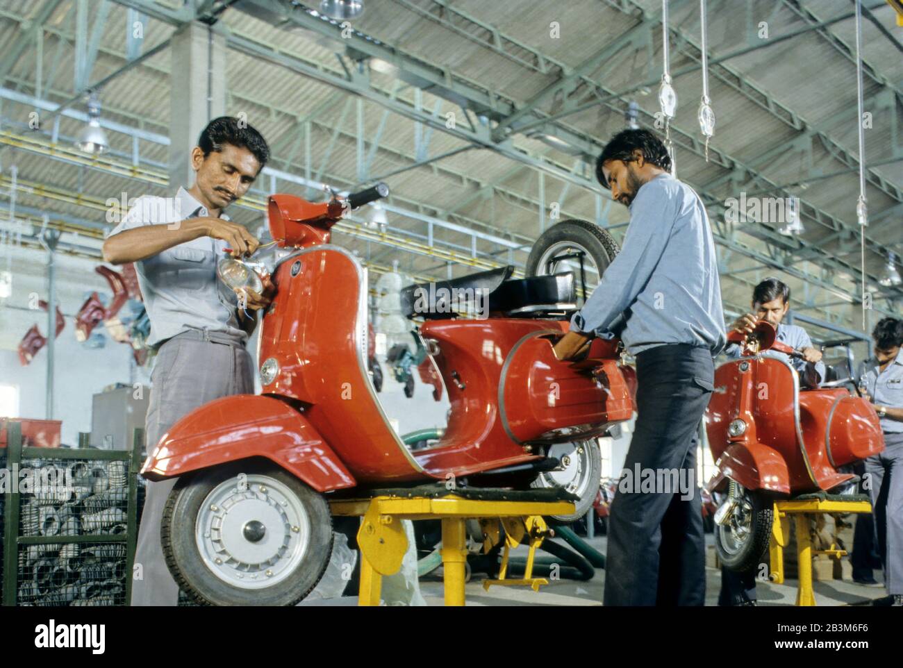 Menschen, die in der Automobilfabrik , Indien, Asien arbeiten Stockfoto
