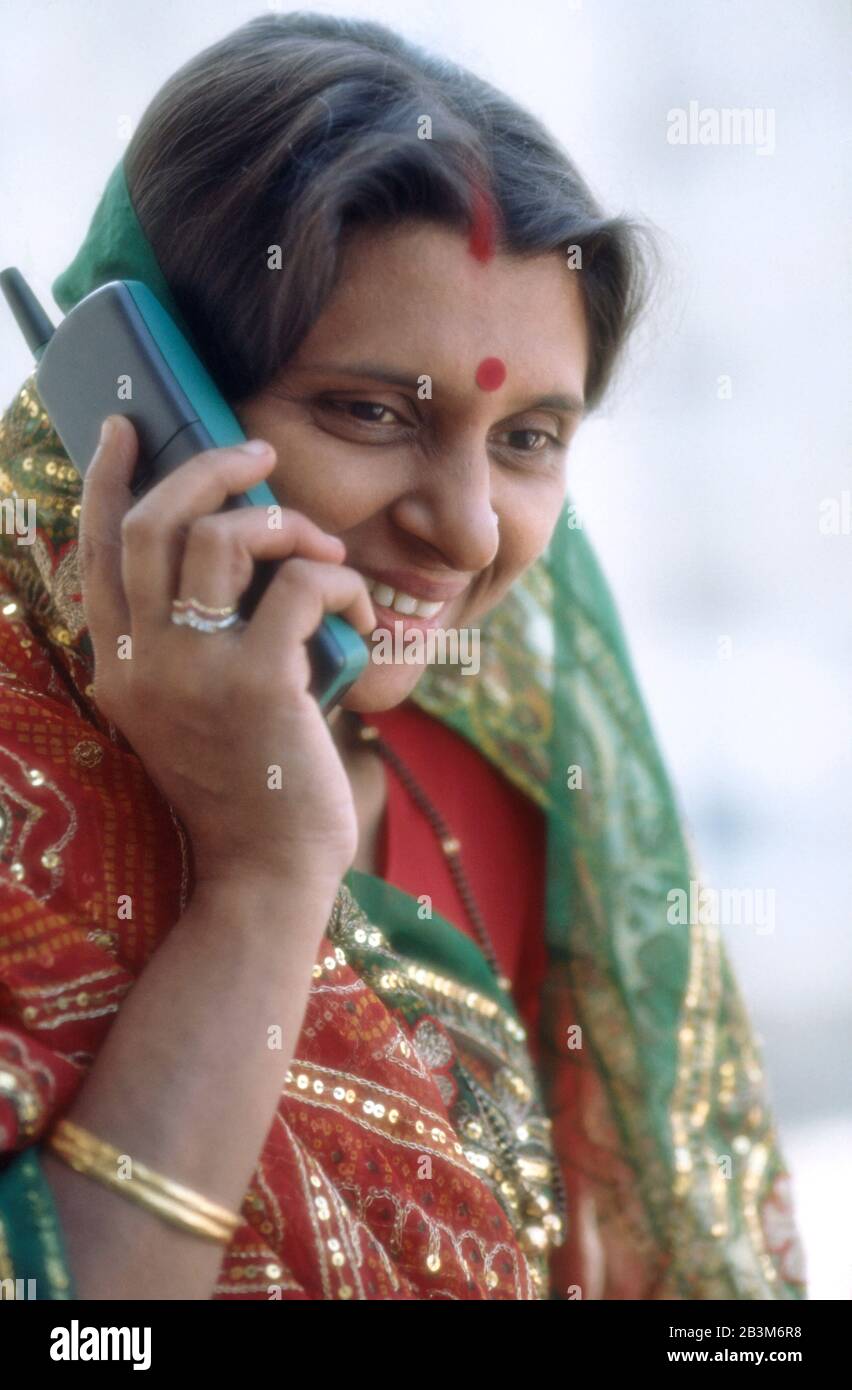 Kommunikation, Frau Gujarati, die ein Handy hält, Indien, Asien, MR Stockfoto