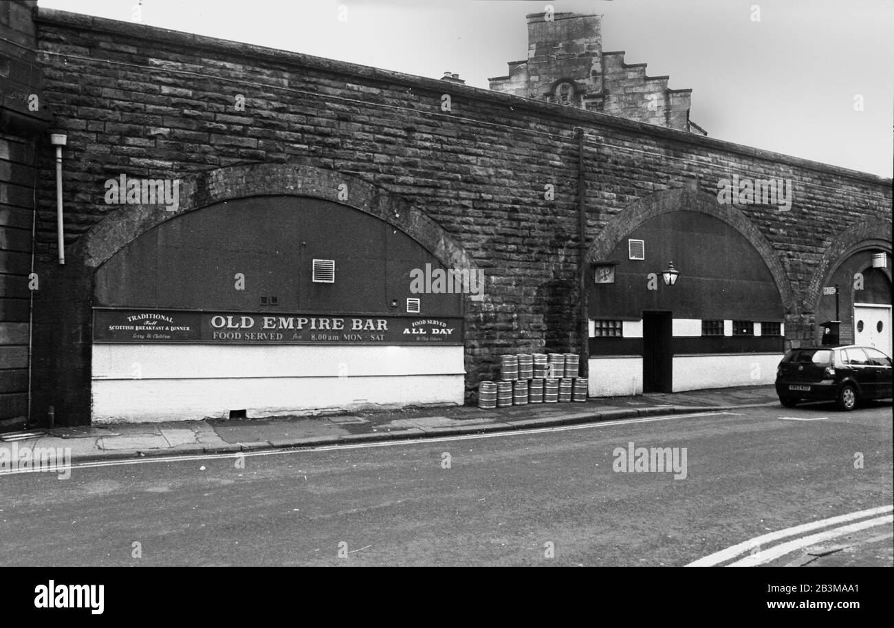 Eine Glasgower Seitenstraße. Die Kneipe ist jetzt weg. Diese wurde zwischen 2005 und 2006 auf dem Foto-Film aufgenommen. Stockfoto