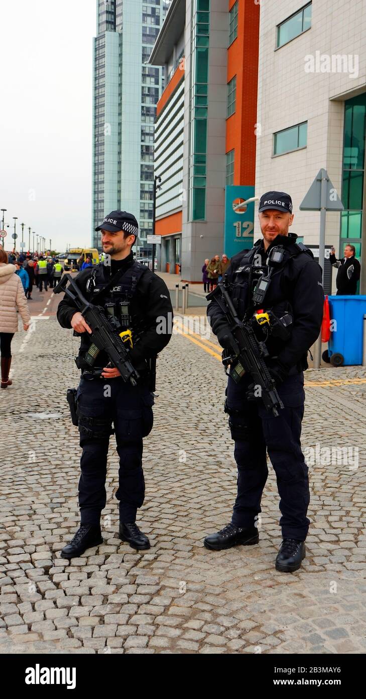 Großbritanniens Feinste! Bewaffnete Polizei im Dienst, die Sicherheit für den Besuch des Royal Navy Aircraft Carrier, Prince of Wales, bei ihrem Besuch in Liverpool bietet. Stockfoto