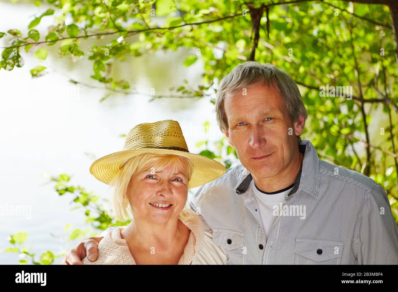 Porträt eines alten Paares, das im Sommer im Park lächelte Stockfoto