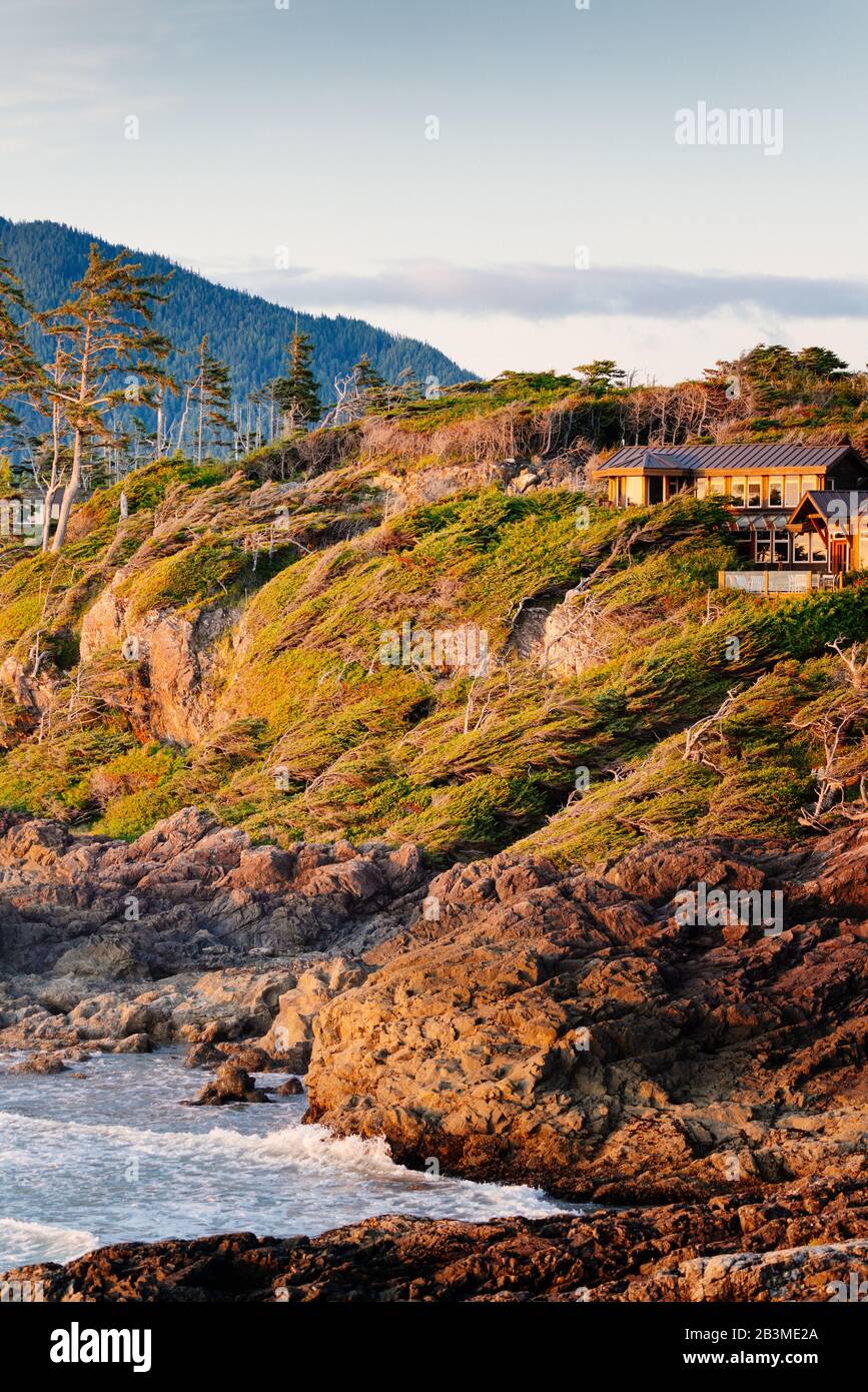 Tofino, Küste und Haus bei Sonnenuntergang. Vancouver Island, British Columbia, Kanada Stockfoto