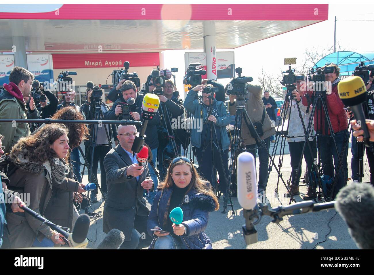 Kastanies, Evros, Griechenland - 1. März 2020: Journalisten, Fernsehcrews und Fotojournalismus aus aller Welt haben sich auf dem Griechisch-türkischen versammelt Stockfoto