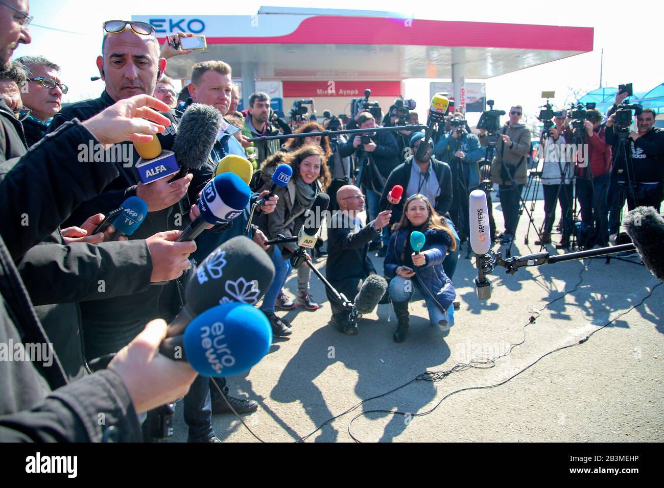 Kastanies, Evros, Griechenland - 1. März 2020: Journalisten, Fernsehcrews und Fotojournalismus aus aller Welt haben sich auf dem Griechisch-türkischen versammelt Stockfoto