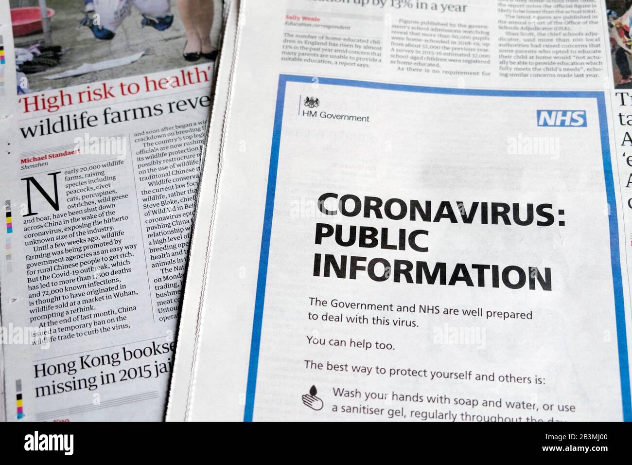 Coronavirus Public Information NHS Advert Advert Advice waschen Sie Ihre Hände, niesen Sie in Geweben, Händedesinfektionsgel in der Guardian Zeitung Februar 2020 London UK Stockfoto