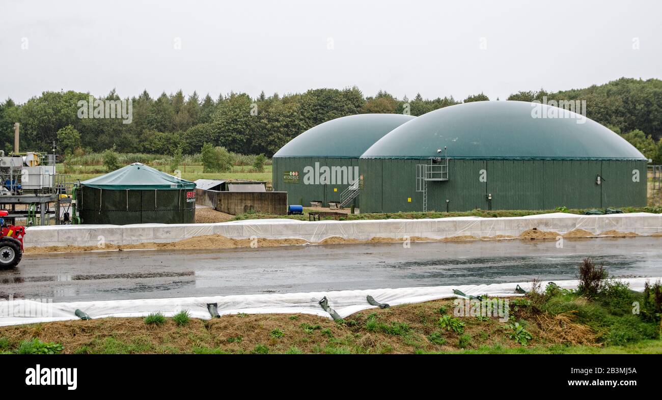 Basingstoke, Großbritannien - 23. September 2019: Zwei anaerobe Digesters, die an einem regnerischen Tag im Herriard Bio Power Plan Lebensmittel zu Gas für Energie machen Stockfoto