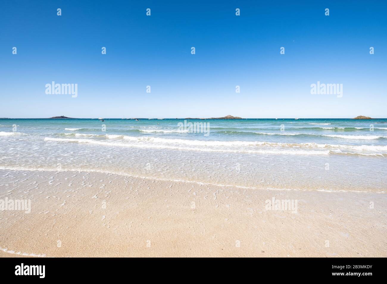 Großer Strand in der Stadt Sables d'Or les Pins in der Bretagne bei Ebbe im Sommer. Stockfoto