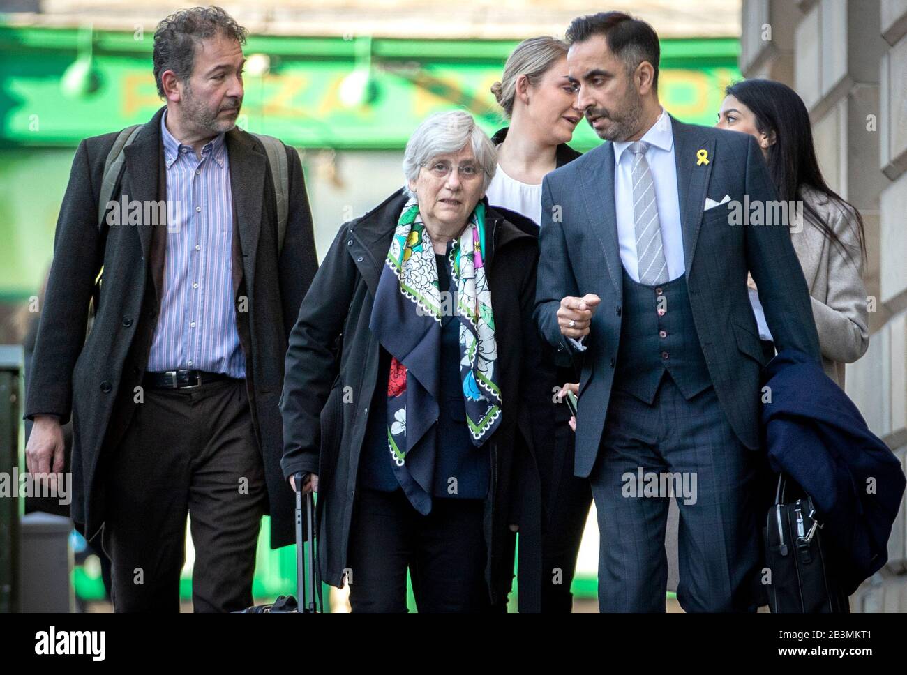 Die ehemalige katalanische Politikerin und Professorin an der University of St Andrews, Clara Ponsati (Zentrum), trifft neben der Rechtsanwältin Aamer Anwar (rechts) am Edinburgh Sheriff Court in Edinburgh zu einer weiteren Vorverhandlung über die Anklage wegen Versehung ihrer Rolle beim unsanktionierten Unabhängigkeitsreferendum Kataloniens im Jahr 2017 ein. Stockfoto