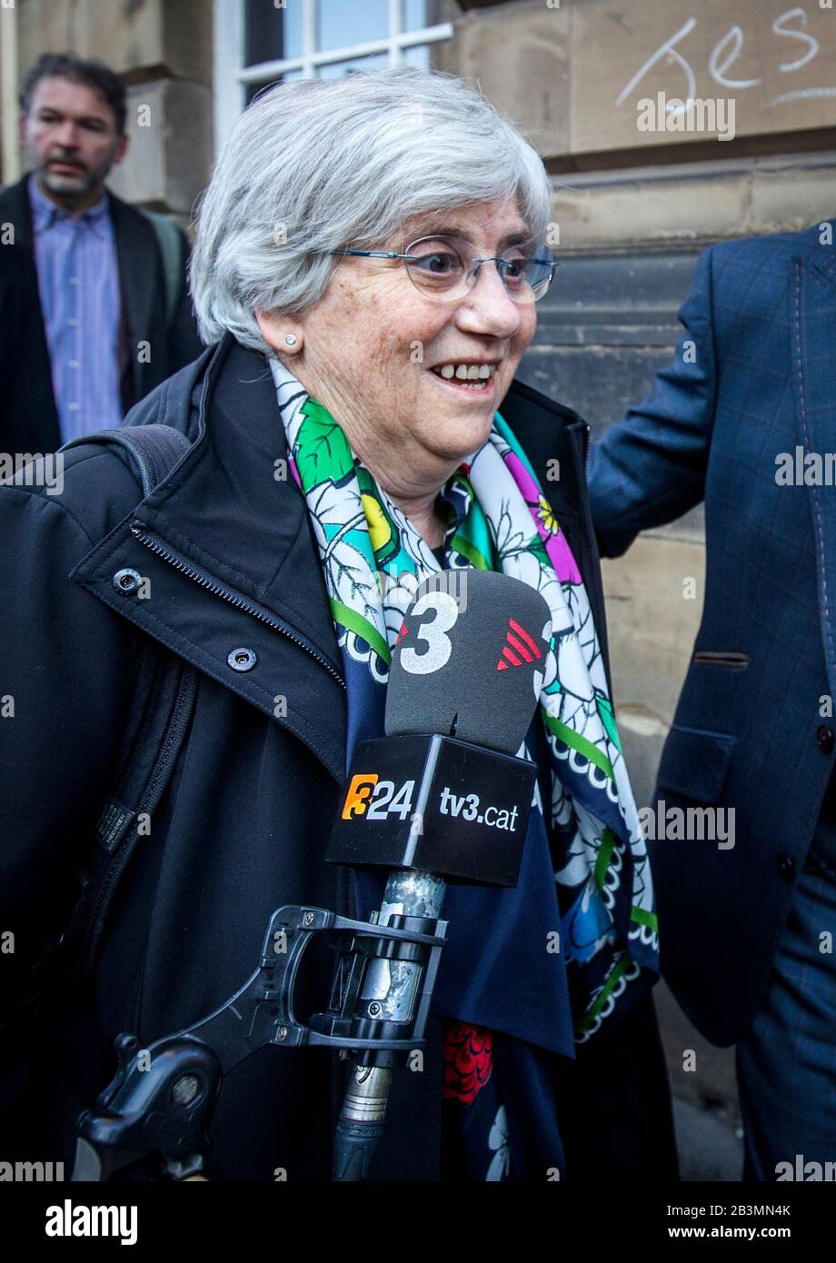 Die ehemalige katalanische Politikerin und Professorin an der University of St Andrews, Clara Ponsati, kommt zum Sheriff Court von Edinburgh, Edinburgh, um eine weitere Vorabverhandlung über den Vorwurf der Verweidung ihrer Rolle beim unsanktionierten Unabhängigkeitsreferendum Kataloniens im Jahr 2017 zu erhalten. Stockfoto