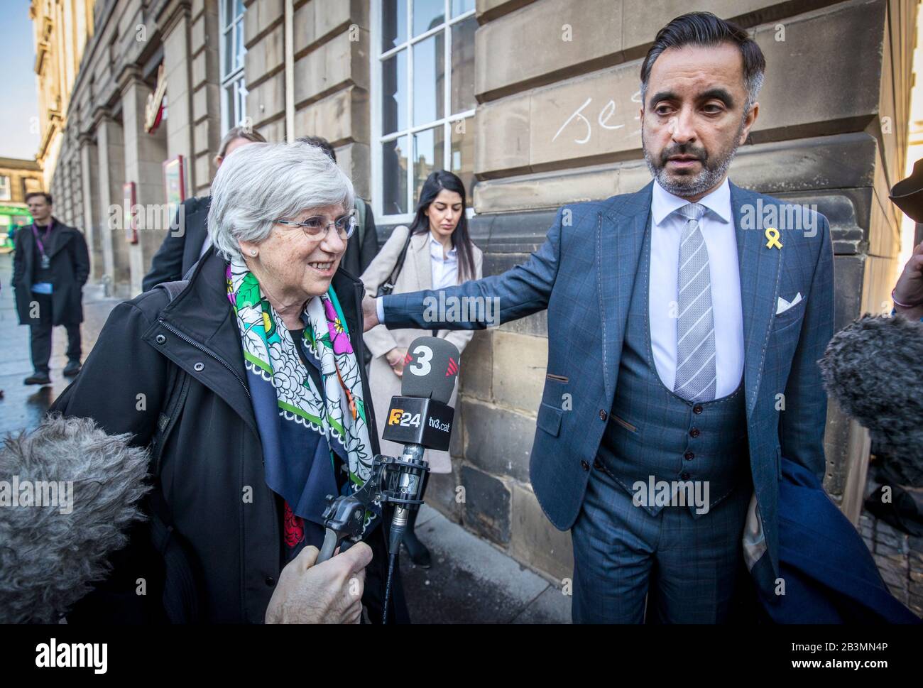 Die ehemalige katalanische Politikerin und Professorin an der University of St Andrews, Clara Ponsati (links), kommt neben der Rechtsanwältin Aamer Anwar (rechts) zum Sheriff Court in Edinburgh, wo sie 2017 eine weitere Vorverhandlung über die Anklage wegen Versehung ihrer Rolle beim unsanktionierten Unabhängigkeitsreferendum Kataloniens abgehalten hat. Stockfoto