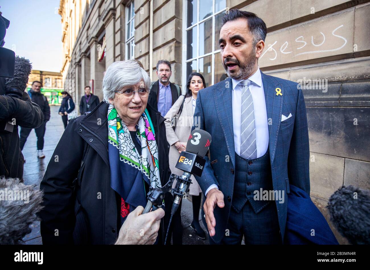 Die ehemalige katalanische Politikerin und Professorin an der University of St Andrews, Clara Ponsati (links), kommt neben der Rechtsanwältin Aamer Anwar (rechts) zum Sheriff Court in Edinburgh, wo sie 2017 eine weitere Vorverhandlung über die Anklage wegen Versehung ihrer Rolle beim unsanktionierten Unabhängigkeitsreferendum Kataloniens abgehalten hat. Stockfoto