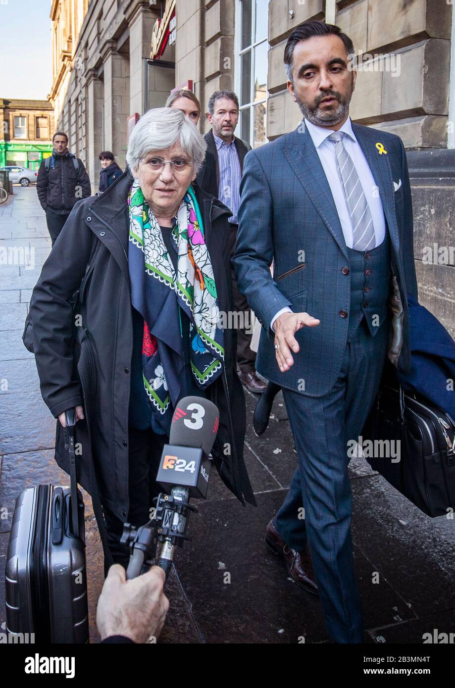 Die ehemalige katalanische Politikerin und Professorin an der University of St Andrews, Clara Ponsati (links), kommt neben der Rechtsanwältin Aamer Anwar (rechts) zum Sheriff Court in Edinburgh, wo sie 2017 eine weitere Vorverhandlung über die Anklage wegen Versehung ihrer Rolle beim unsanktionierten Unabhängigkeitsreferendum Kataloniens abgehalten hat. Stockfoto