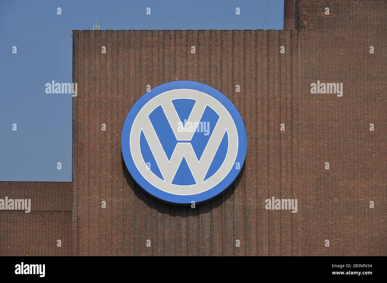 Logo VW, Heizkraftwerk Nord/Sud, Volkswagenwerk, Wolfsburg, Niedersachsen, Deutschland Stockfoto