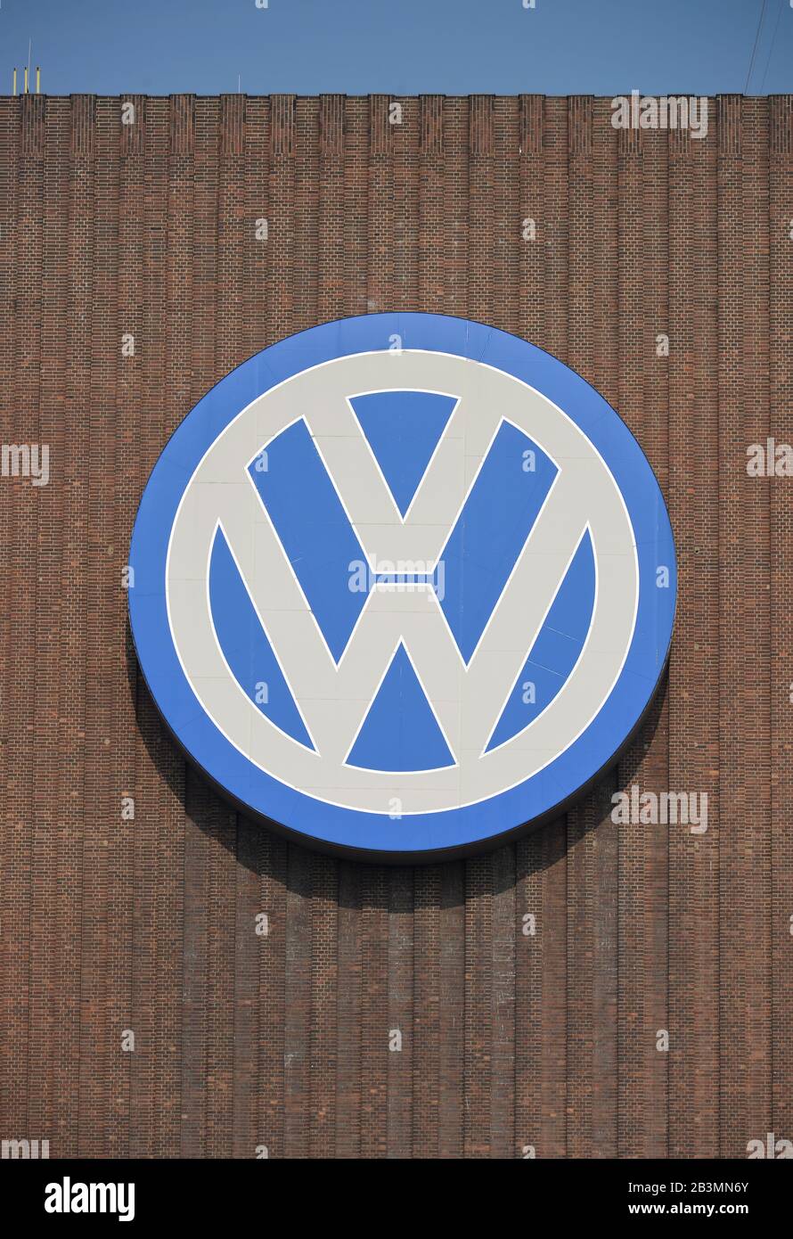 Logo VW, Heizkraftwerk Nord/Sud, Volkswagenwerk, Wolfsburg, Niedersachsen, Deutschland Stockfoto