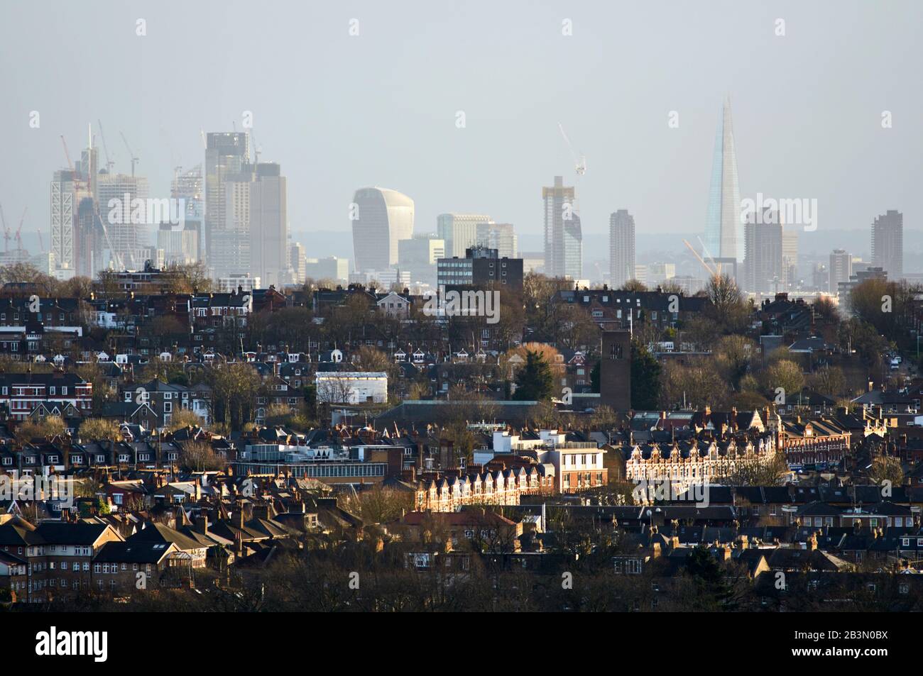 Wolkenkratzer in der Stadt und Häuser im Norden Londons vom Alexandra Palace, London UK Stockfoto