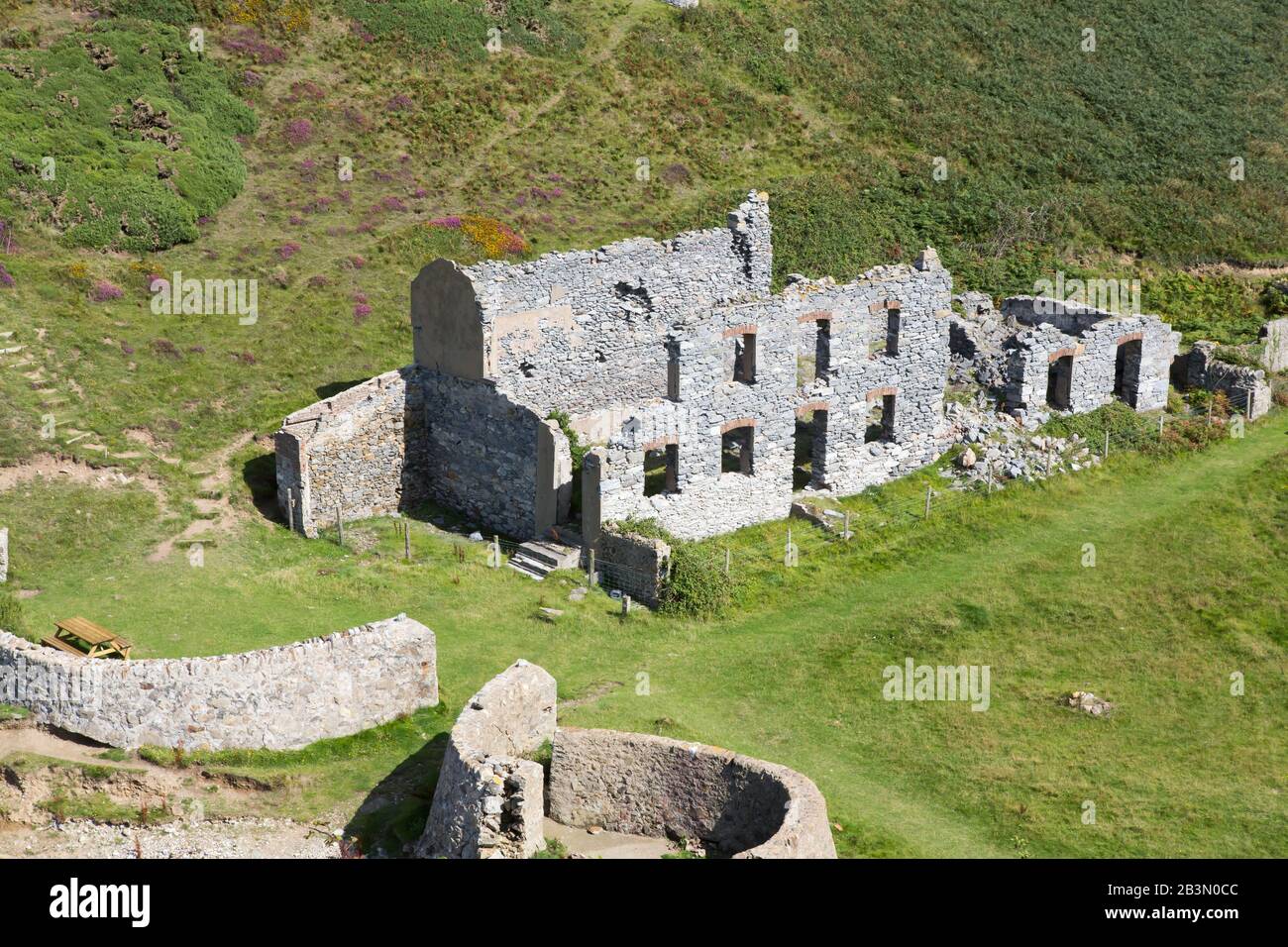 Die verlassenen ruinierten Fabrikgebäude der Llanlleiana alten Porzellanmanufaktur an Llanbadrig, Cemaes Bay, Anglesey. Stockfoto