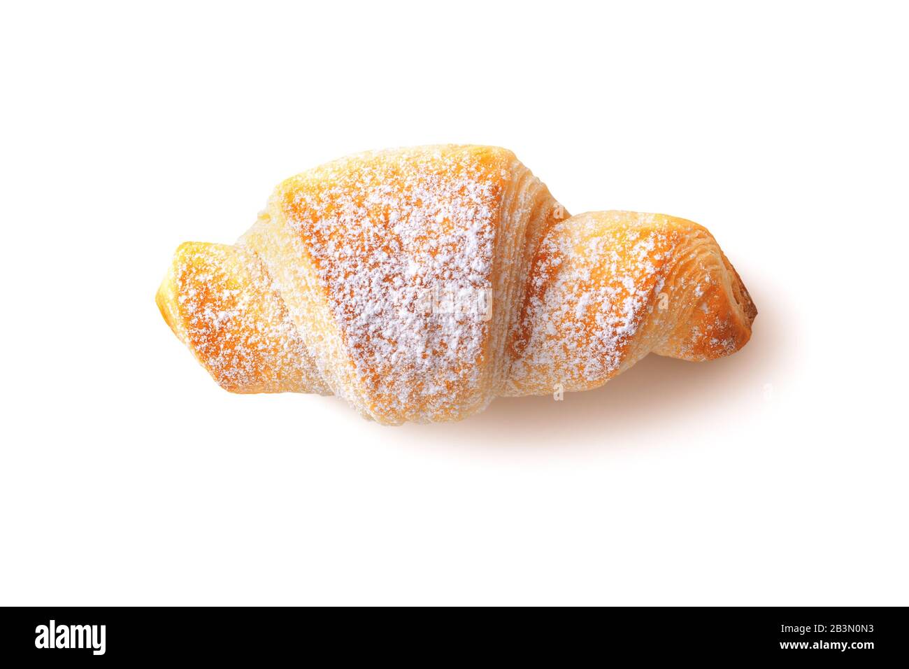 Flat Lay Single Croissant mit Puderzucker auf weißem Grund bestreut Stockfoto
