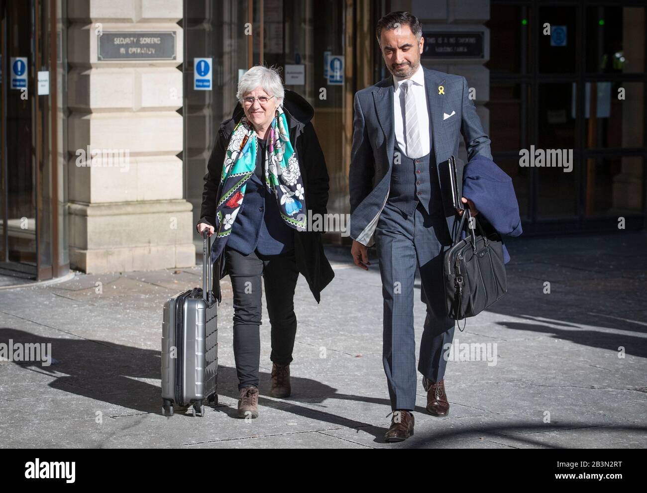 Die ehemalige katalanische Politikerin und Professorin an der University of St Andrews, Clara Ponsati, verlässt neben der Rechtsanwältin Aamer Anwar (rechts) den Sheriff Court von Edinburgh nach einer Vorverhandlung über die Anklage wegen Versehung über ihre Rolle in Kataloniens unsanktioniertem Unabhängigkeitsreferendum im Jahr 2017. Stockfoto