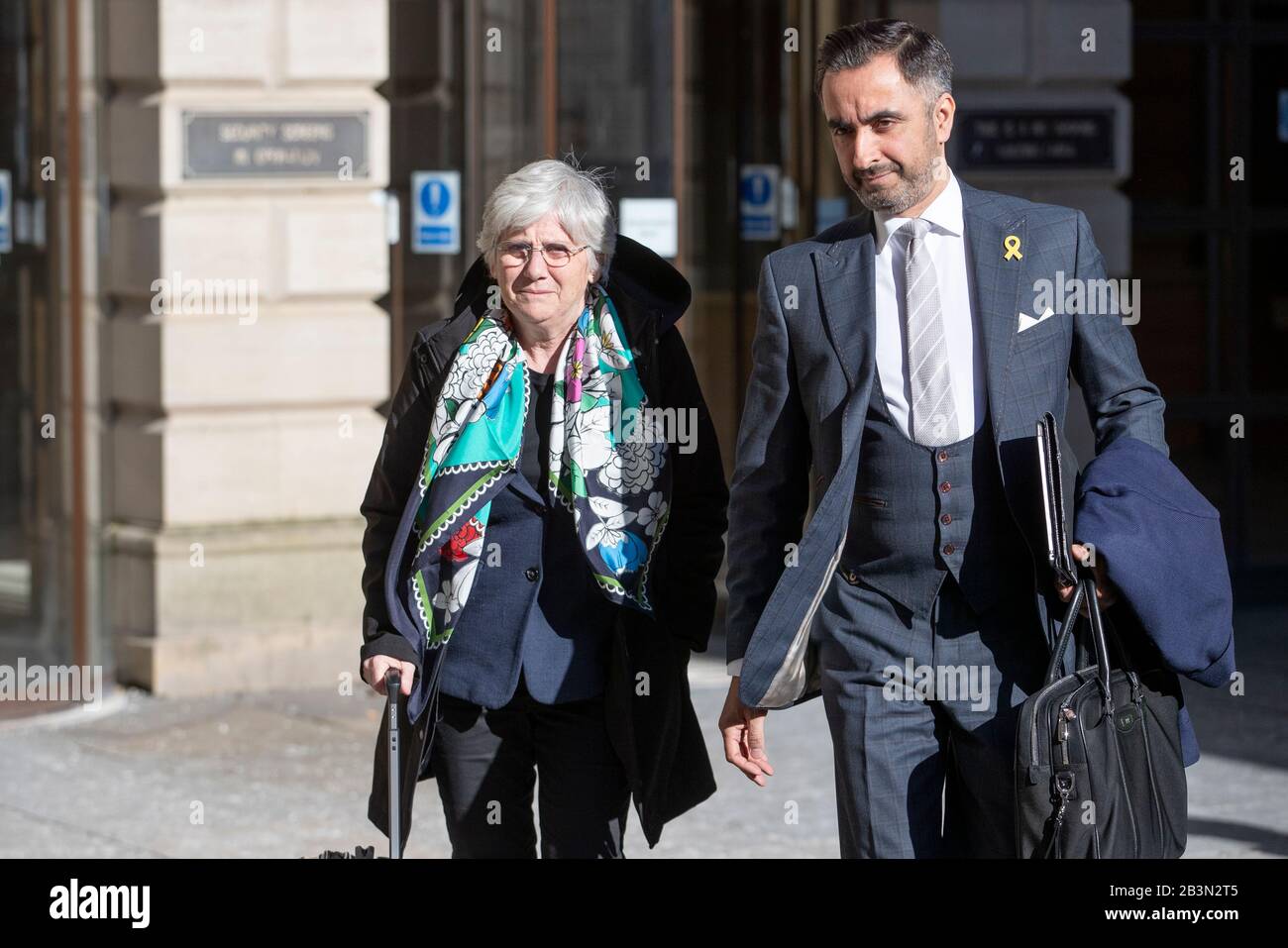 Die ehemalige katalanische Politikerin und Professorin an der University of St Andrews, Clara Ponsati, verlässt neben der Rechtsanwältin Aamer Anwar (rechts) den Sheriff Court von Edinburgh nach einer Vorverhandlung über die Anklage wegen Versehung über ihre Rolle in Kataloniens unsanktioniertem Unabhängigkeitsreferendum im Jahr 2017. Stockfoto