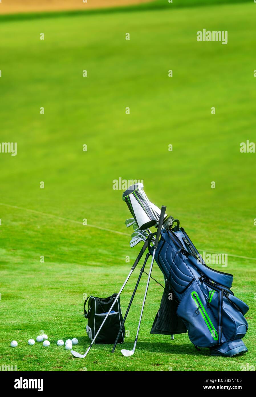 Tasche mit Golfschlägern auf dem vertikalen Kopierraum des Golfplatzes Stockfoto