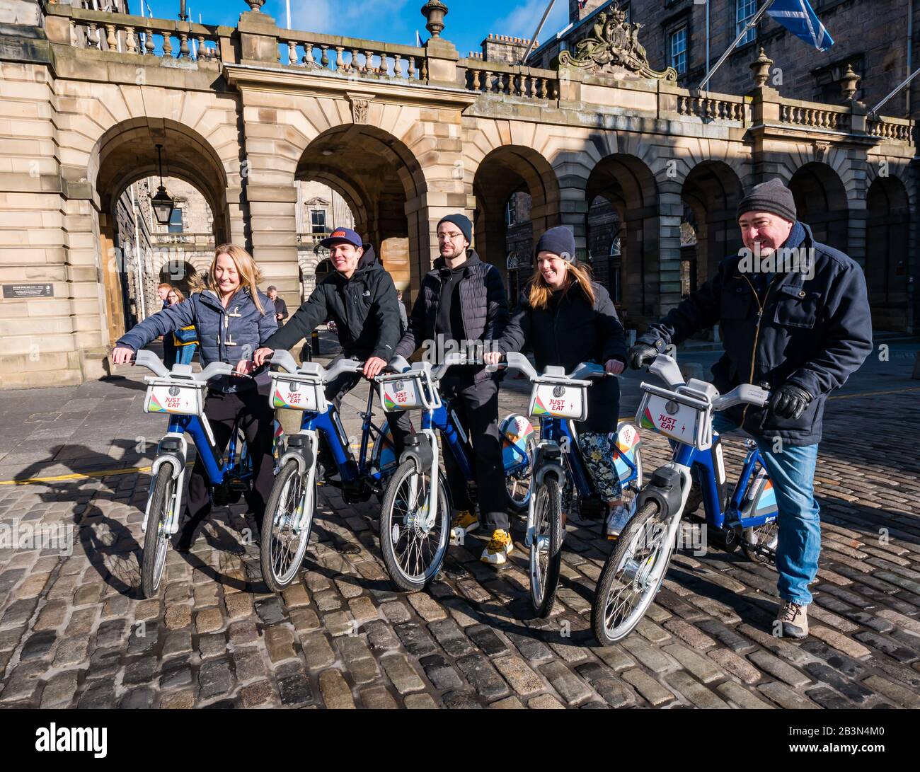Einführung neuer Elektro-Bikes von Just Eat Cycles, City Chambers, Royal Mile, Edinburgh, Schottland, Großbritannien Stockfoto