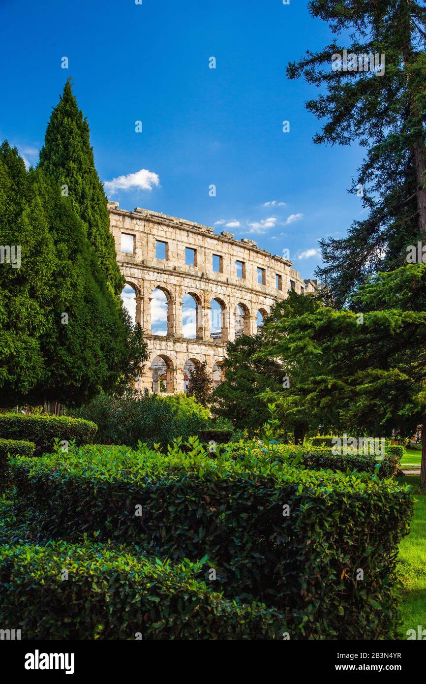 Antike römische Arena in Pula, Istrien, Kroatien. Bögen mit monumentalen Amphiteathren, Weitwinkelansicht hoher Wände auf blauem Himmelshintergrund Stockfoto