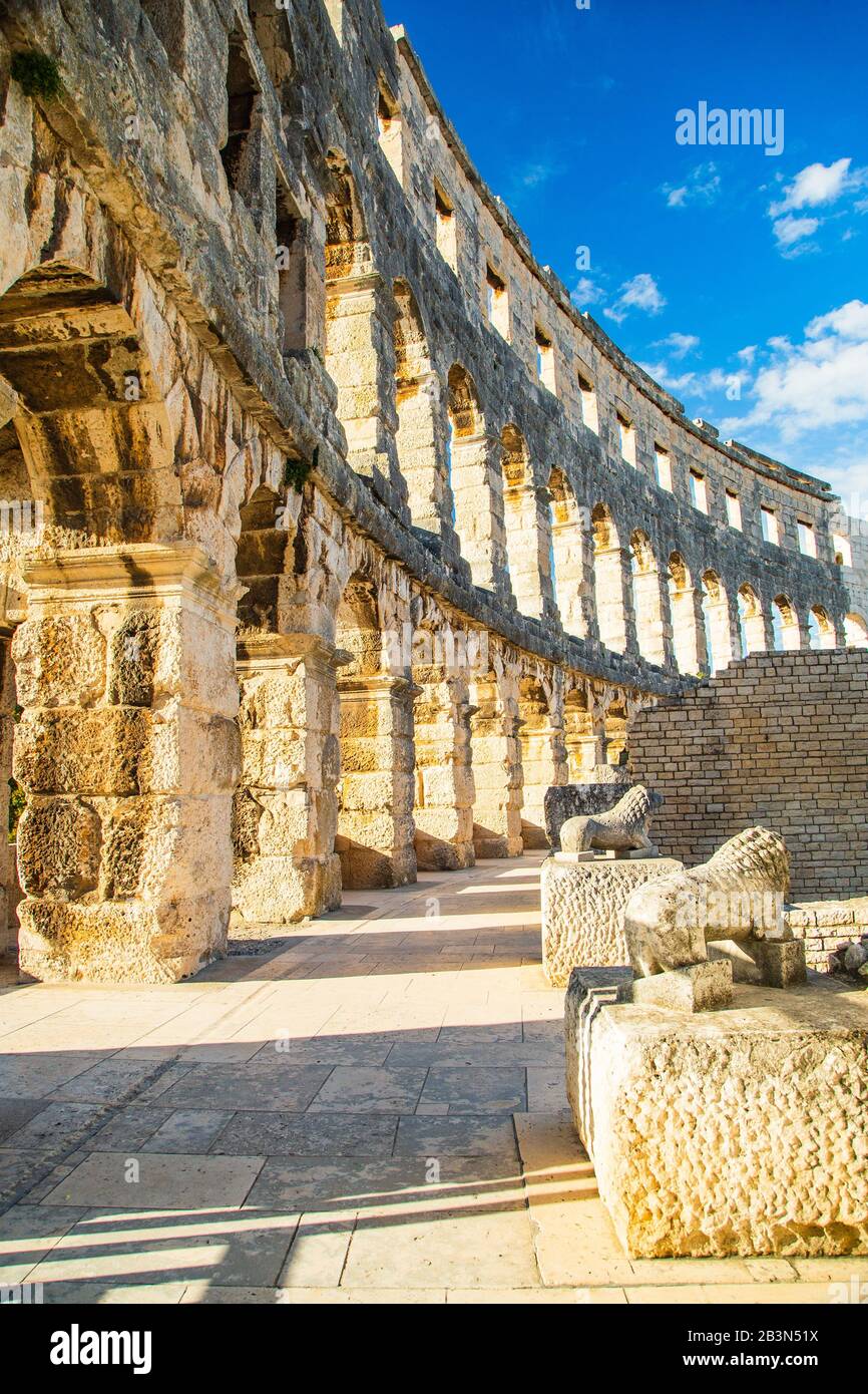 Antike römische Arena in Pula, Istrien, Kroatien. Bögen mit monumentalen Amphiteathren, Weitwinkelansicht hoher Wände auf blauem Himmelshintergrund Stockfoto
