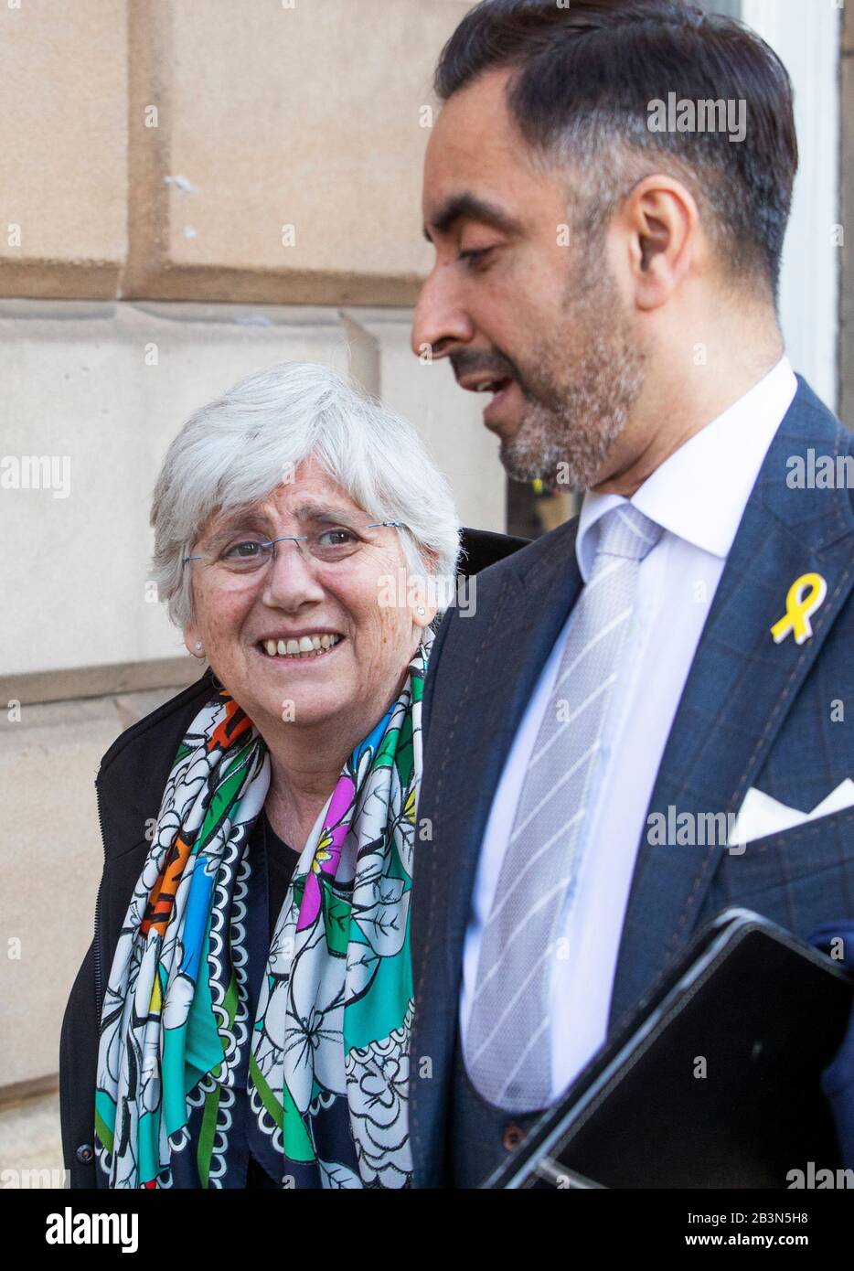 Die ehemalige katalanische Politikerin und Professorin an der University of St Andrews, Clara Ponsati, verlässt neben der Rechtsanwältin Aamer Anwar (rechts) den Sheriff Court von Edinburgh nach einer Vorverhandlung über die Anklage wegen Versehung über ihre Rolle in Kataloniens unsanktioniertem Unabhängigkeitsreferendum im Jahr 2017. Stockfoto