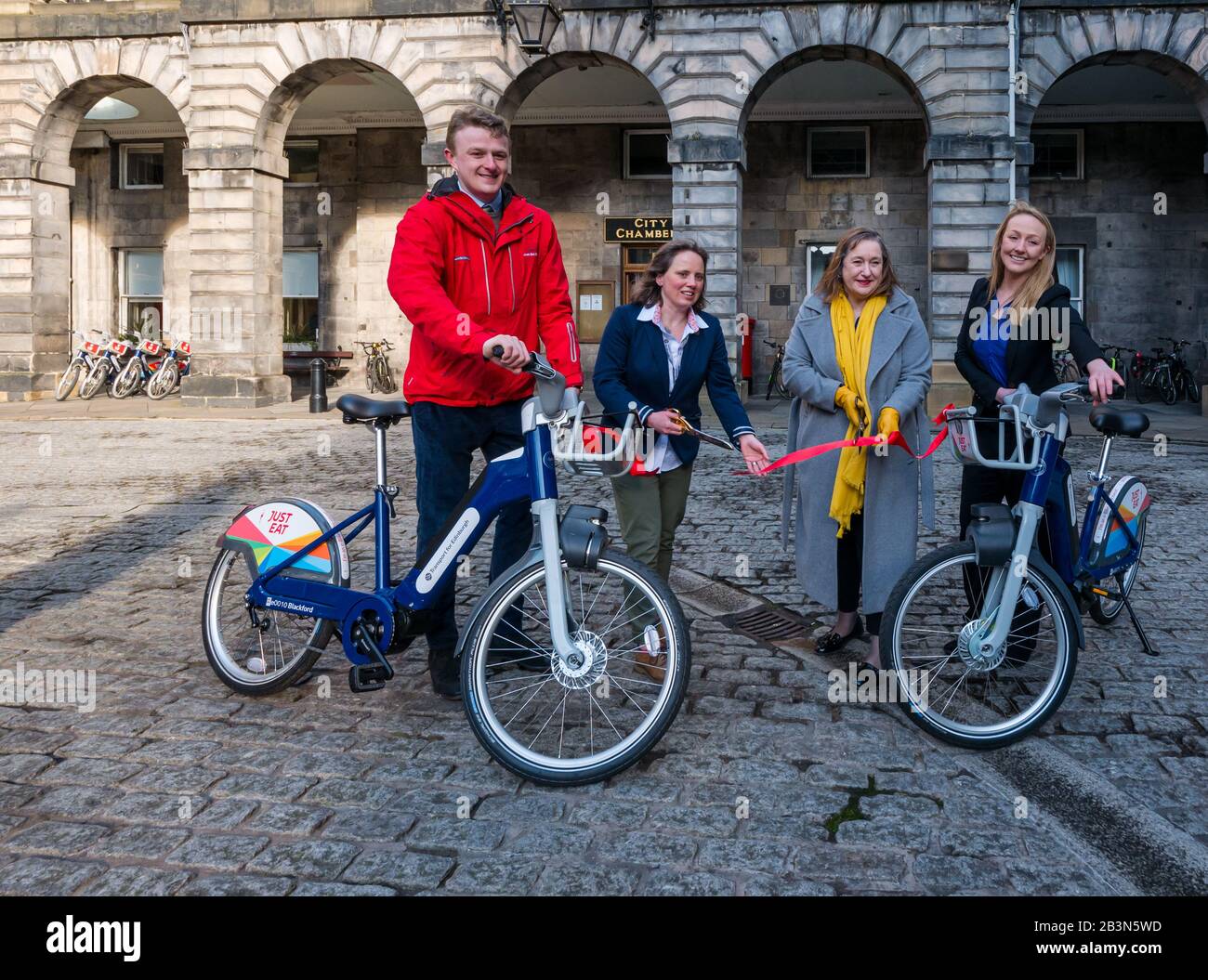 Start von Just Eat Cycles Electric Bikes: Alex Macdonald, Katherine Soane, Lesley MacInnes & Ellie Grebenik, City Chambers, Edinburgh, Schottland, Großbritannien Stockfoto