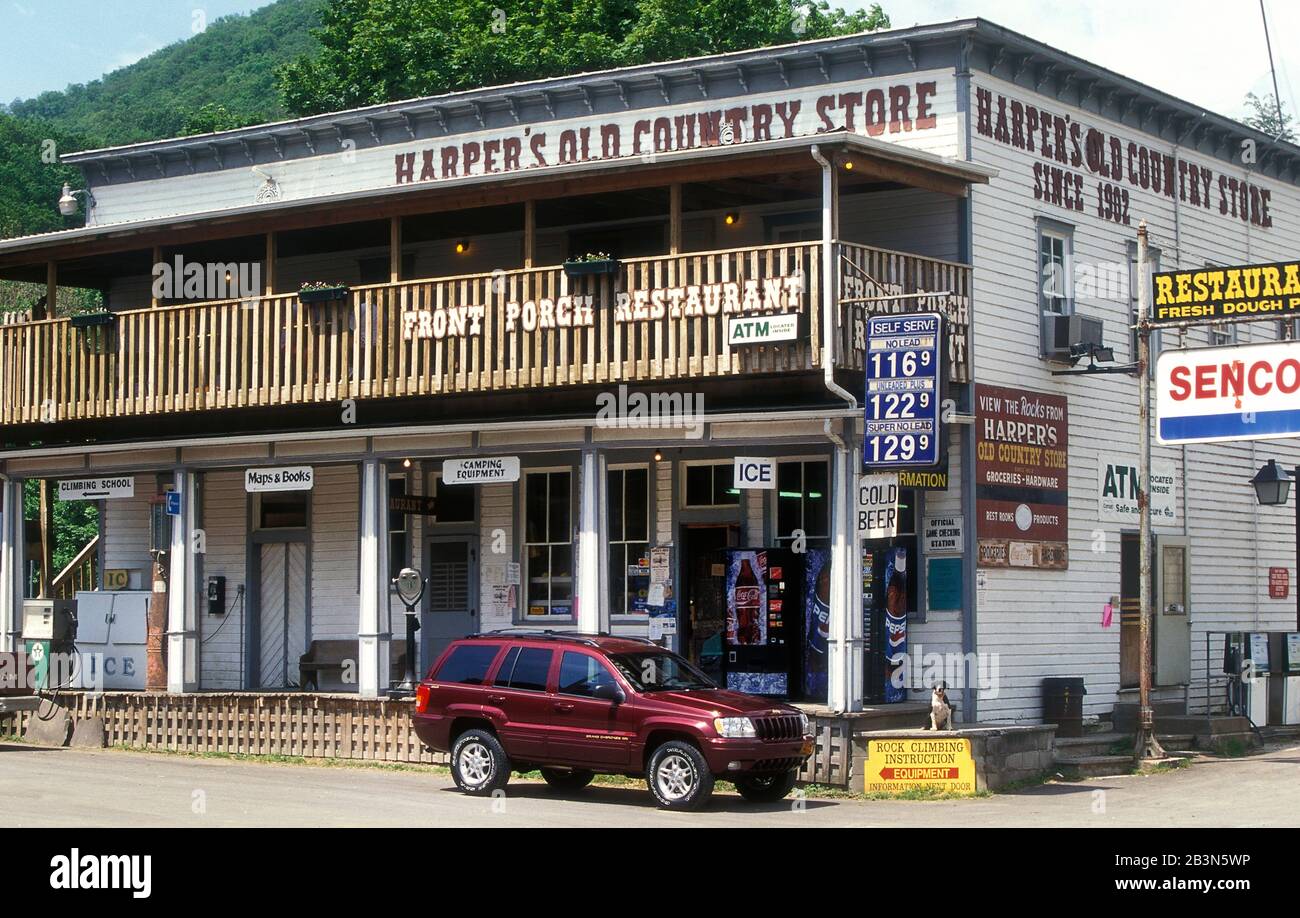 Jeep Grand Cherokee im Harpers Old Country Store Seneca Rocks West Virginia USA Stockfoto