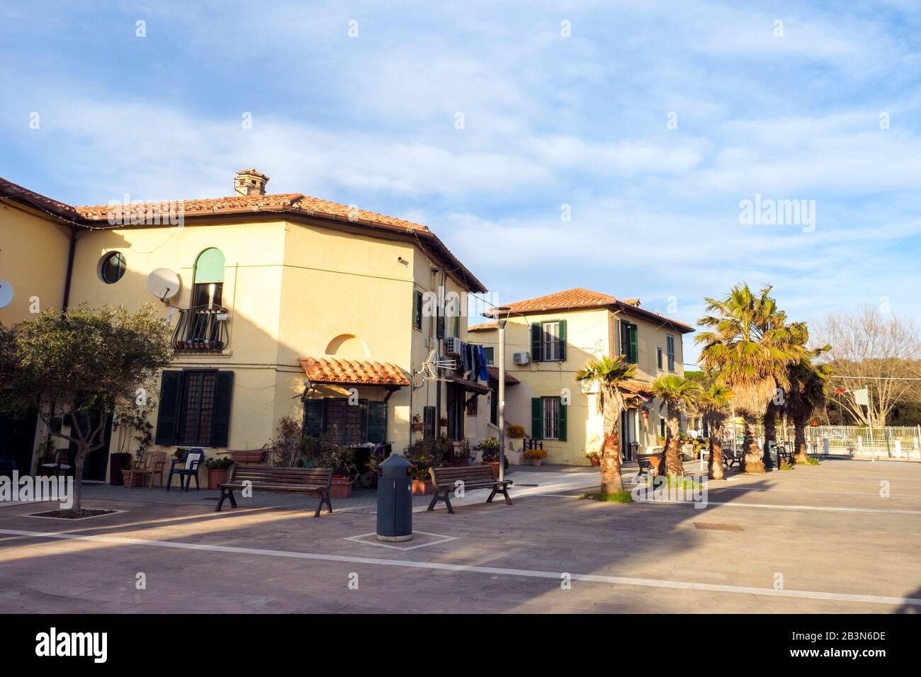 Gebäude im kleinen Fischerdorf Ostia - Rom, Italien Stockfoto