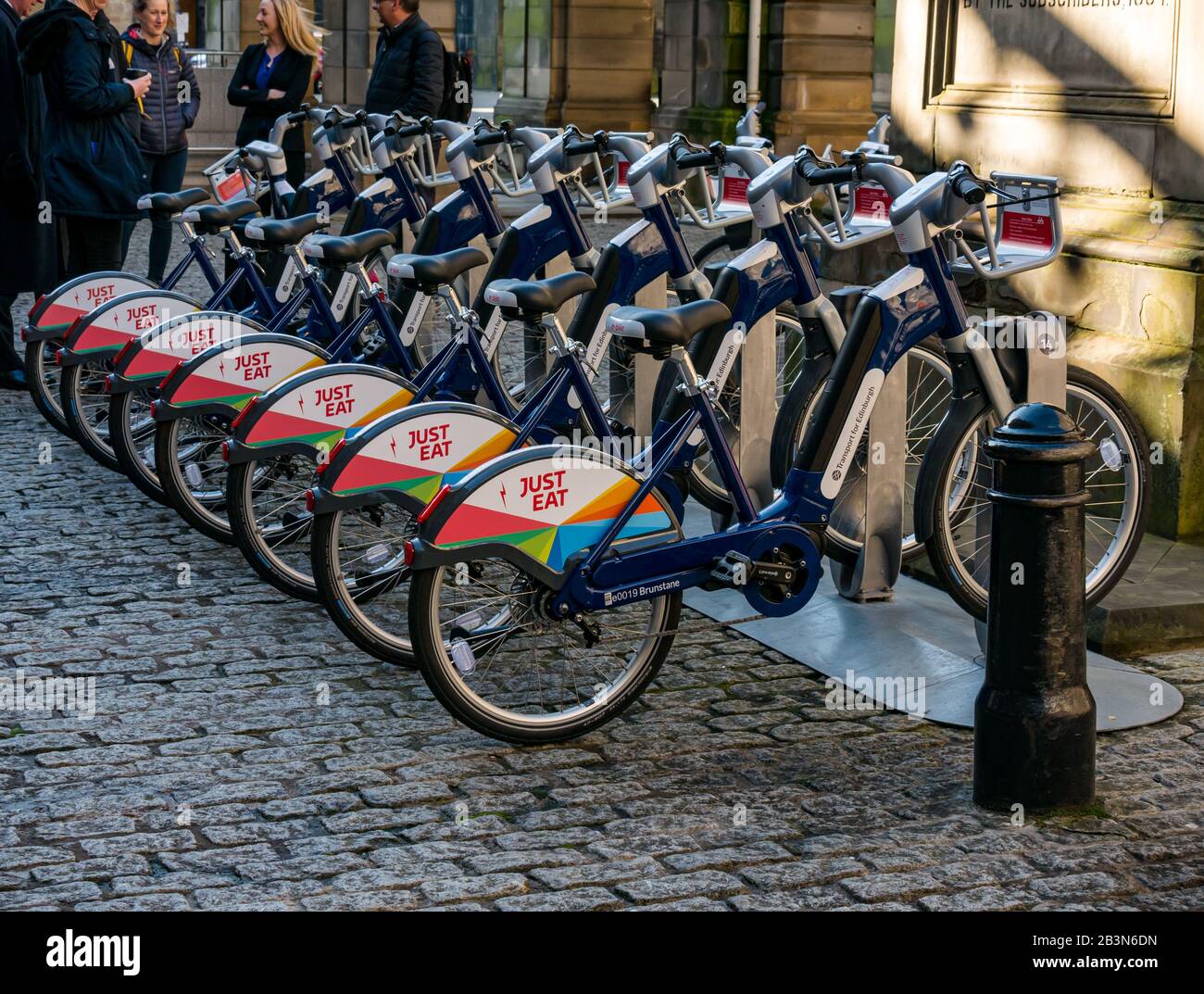 Einführung neuer Elektro-Bikes durch Eat Cycles mit Fahrrädern auf Parkplätzen, City Chambers, Royal Mile, Edinburgh, Schottland, Großbritannien Stockfoto