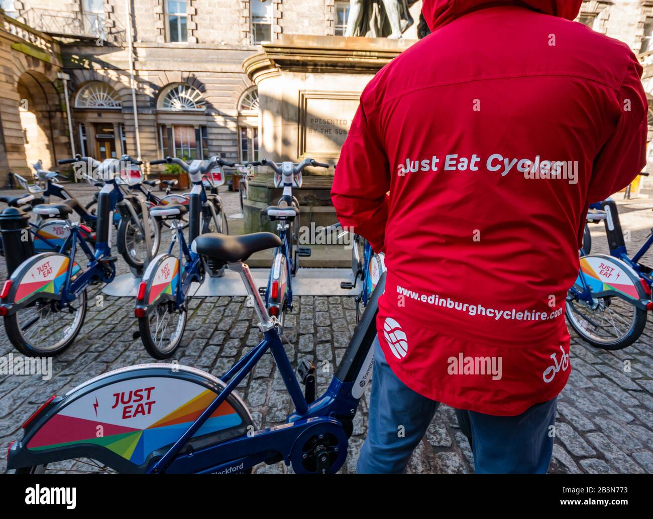 Einführung neuer Elektro-Bikes von Just Eat Cycles, City Chambers, Royal Mile, Edinburgh, Schottland, Großbritannien Stockfoto