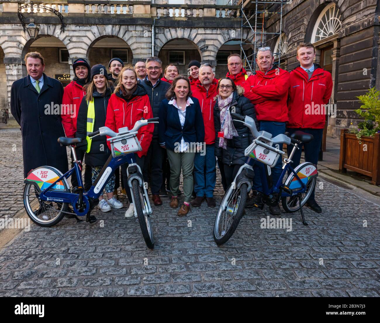 Einführung neuer Elektro-Bikes von Just Eat Cycles, City Chambers, Royal Mile, Edinburgh, Schottland, Großbritannien Stockfoto