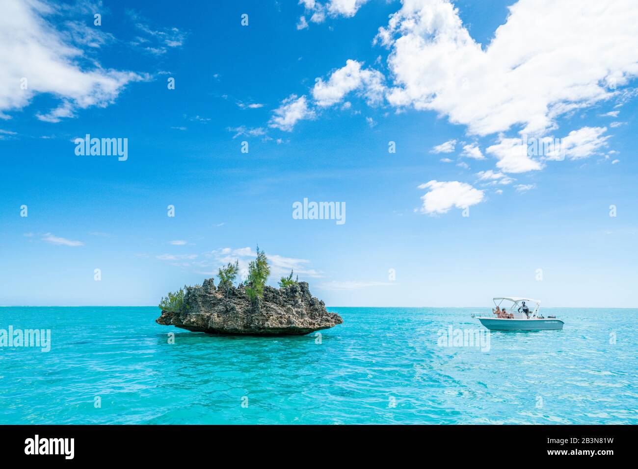 Touristen auf Bootsfahrt bewundern Crystal Rock in der Lagune, La Gaulette, Le Morne brabant, Black River, Mauritius, Indischer Ozean, Afrika Stockfoto