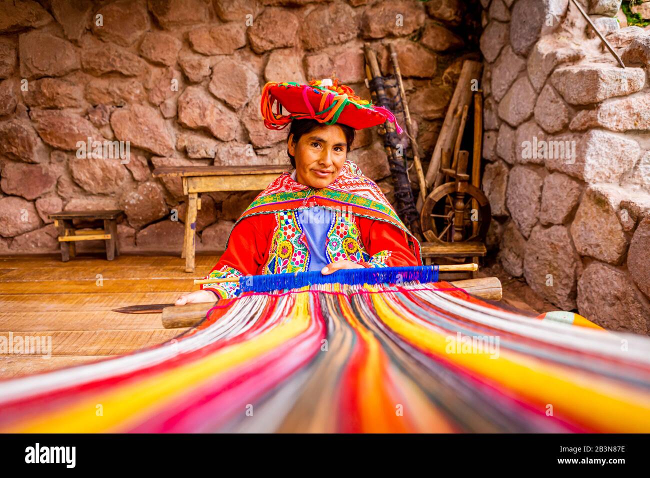 Portrait von Parobamba Quechua Woman and Webom, Sacred Valley, Peru, Südamerika Stockfoto