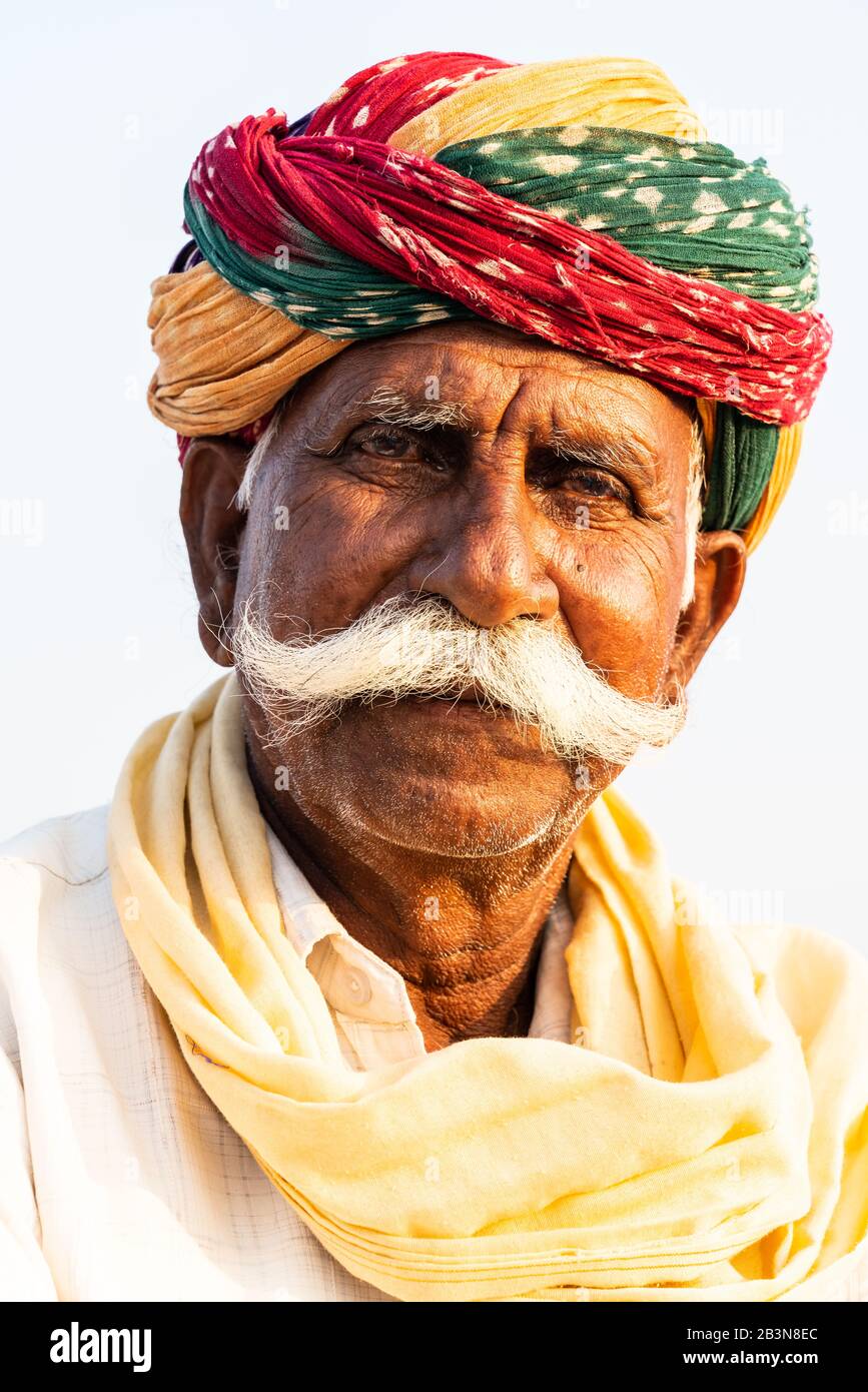 Angesehener leitender Pferdehändler mit bemerkenswertem Schnurrbart und farbenfrohem Turban auf der jährlichen Chandrabhaga Fair, Rajasthan, Indien, Asi Stockfoto