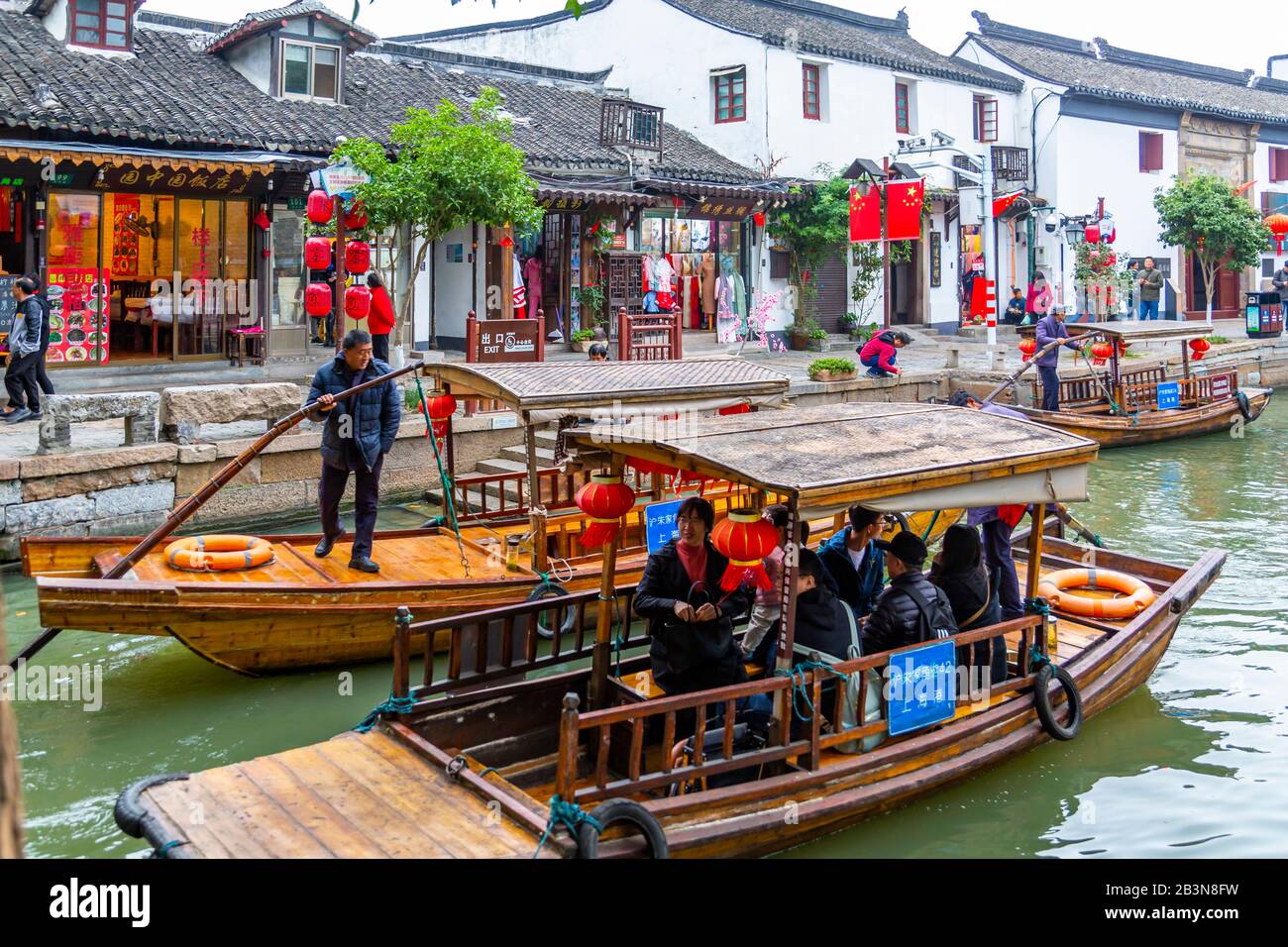 Blick auf die Boote auf dem Wasserweg in der Wasserstadt Zhujiajiaozhen, Qingpu District, Shanghai, China, Asien Stockfoto