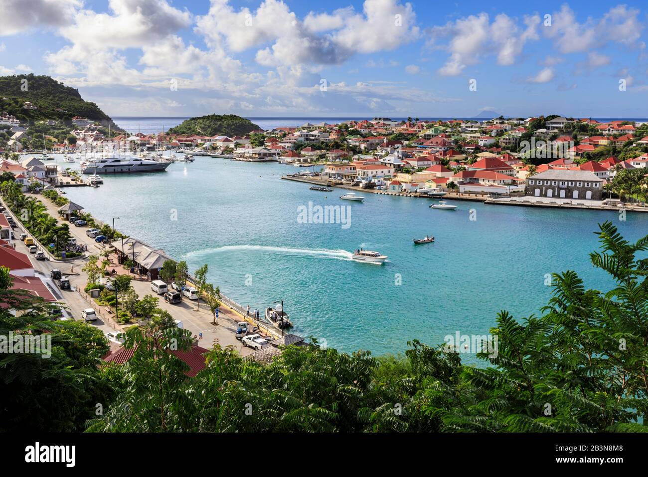 Blick auf den hübschen Hafen und die Stadt von Gustavia und auf das Meer, Gustavia, St. Barthelemy (St. Barts) (St. Barth), Westindien, Karibik, Zentral Stockfoto