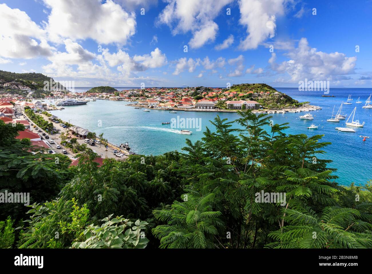 Blick auf den hübschen Hafen und die Stadt von Gustavia und auf das Meer, Gustavia, St. Barthelemy ((St. Barts) (St. Barth), Westindien, Karibik, Zentral Stockfoto