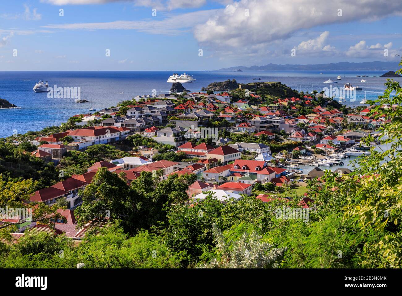 Gustavia, erhöhter Blick über die hübschen roten Dächer von Stadt und Meer, Gustavia, St. Barthelemy (St. Barts) (St. Barth), Westindien, Karibik, Central Am Stockfoto
