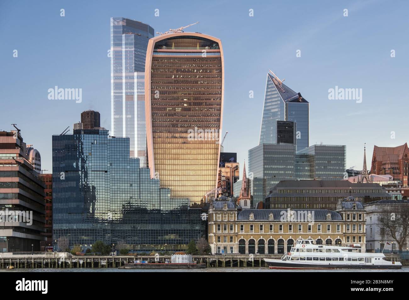 City of London Skyline im Winter 2019 mit dem neu fertiggestellten Zweiundzwanzig Gebäude (22 Bishopsgate) und dem Walkie-Talkie-Gebäude, London, England Stockfoto
