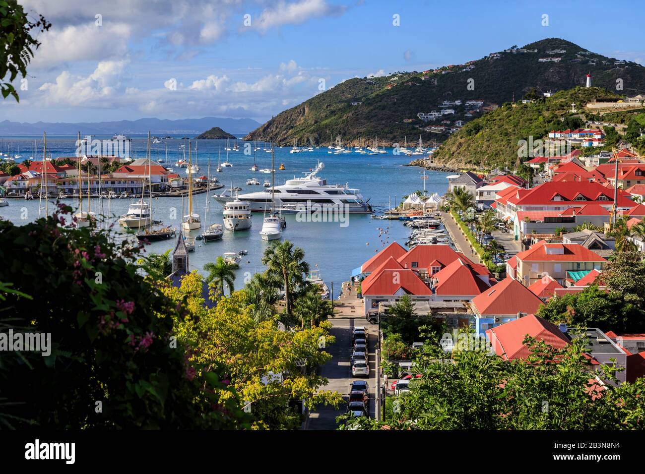 Blick über die hübschen roten Dächer der Stadt und des Meeres, Gustavia, St. Barthelemy (St. Barts) (St. Barth), Westindien, Karibik, Mittelamerika Stockfoto