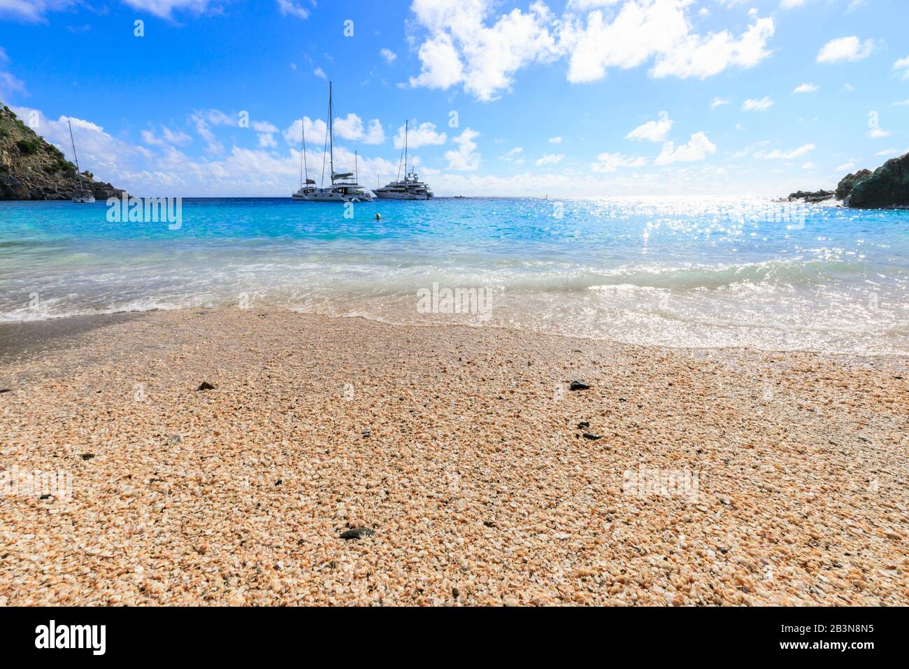 Shell Beach, Jachten in türkisfarbener Bucht, Gustavia, St. Barthelemy (St. Barts) (St. Barth), Westindien, Karibik, Mittelamerika Stockfoto