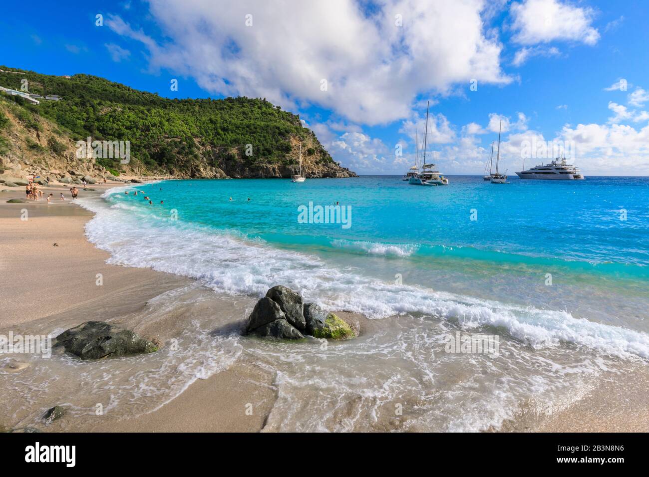 Shell Beach, in der türkisfarbenen Bucht verankerte Jachten, Menschen im Meer, Gustavia, St. Barthelemy (St. Barts) (St. Barth), Westindien, Karibik, Zentralamerika Stockfoto