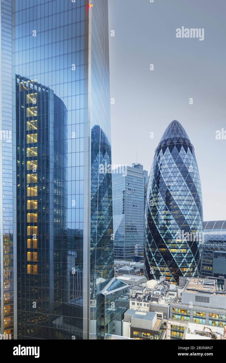 Die Skyline des Londoner Finanzviertels zeigt das Scalpel-Gebäude (52-54 Lime Street) und die Gherkin (30 St. Mary Ax), London, England, Uni Stockfoto