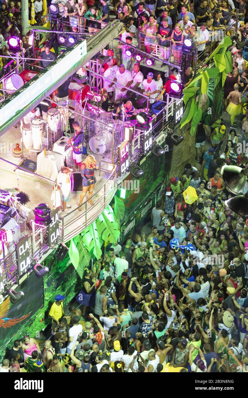 Eine Menge um ein Trio Elektroblocko während Salvadors Karnevalsumzug, Salvador, Bahia, Brasilien, Südamerika Stockfoto