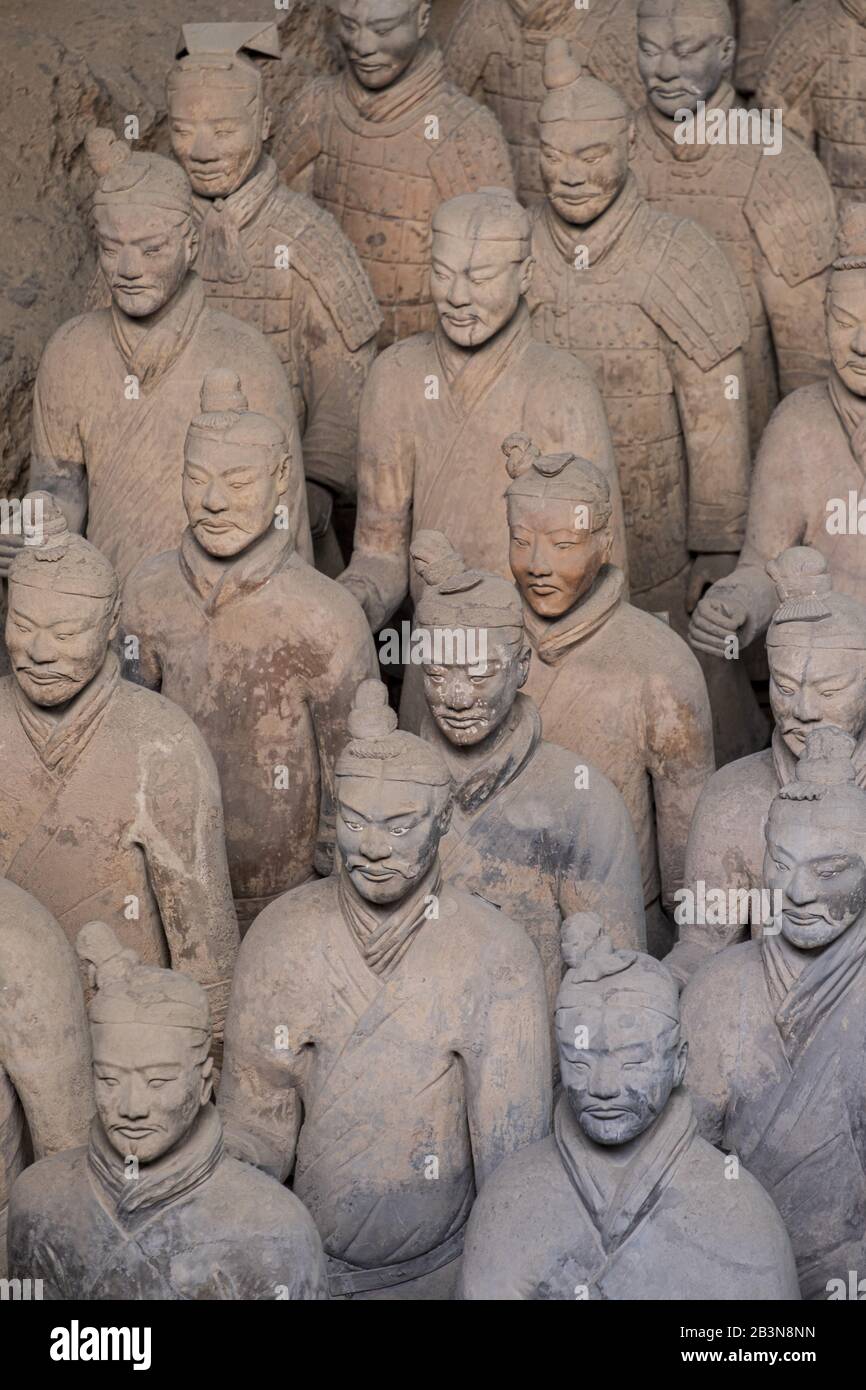 Die Terrakotta-Krieger (Terrakotta-Armee), die Grabarmee von Kaiser Qin ...
